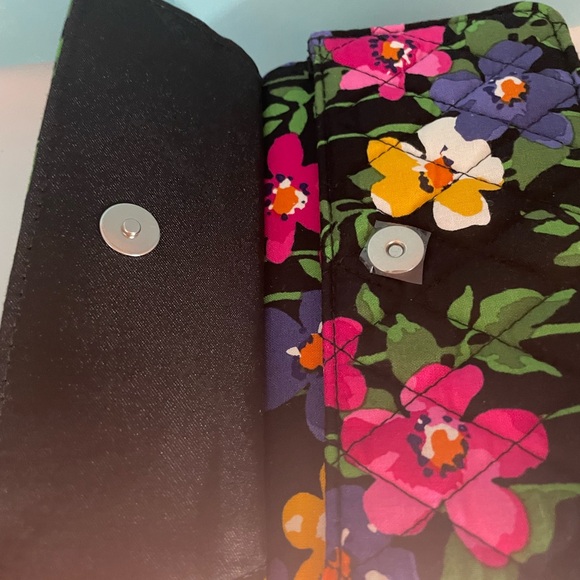 vera bradley zip around wallet wristlet Floral logo on ribbons - Picture 3 of 9